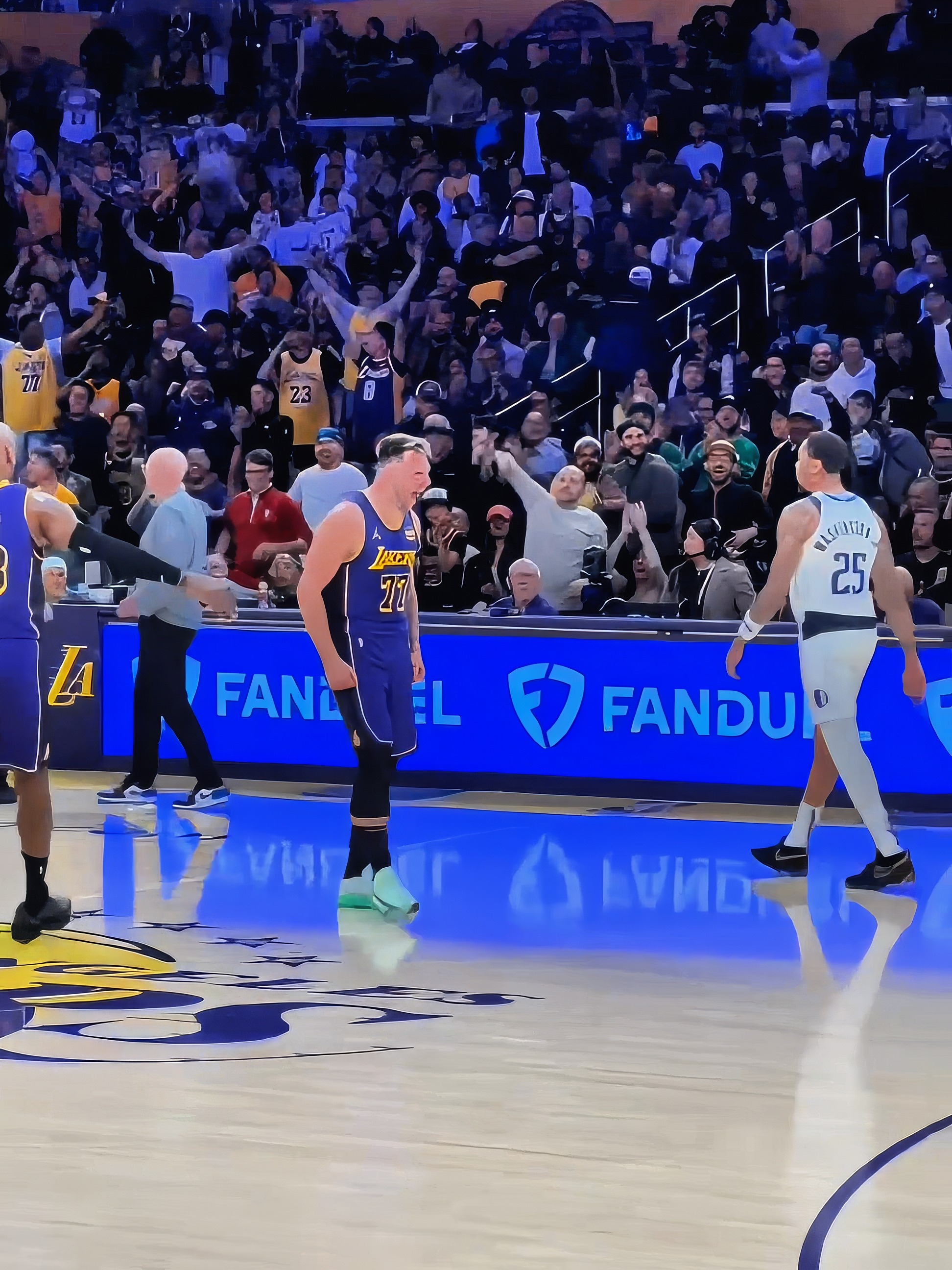 NG体育-比赛局势复杂首场状态出色，切尔西观众沸腾！，东契奇重返赛场热度持续攀升(切尔西欧联杯赛程)