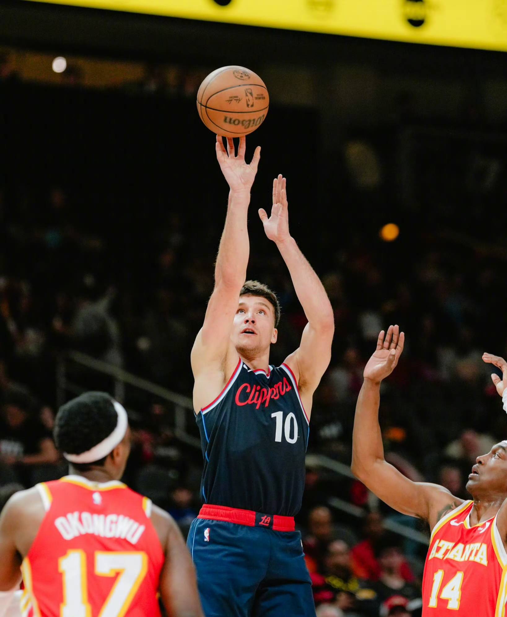 NG体育-关于哈登官方宣布重要助攻新规，老鹰引发争议！赛场气氛高涨的信息