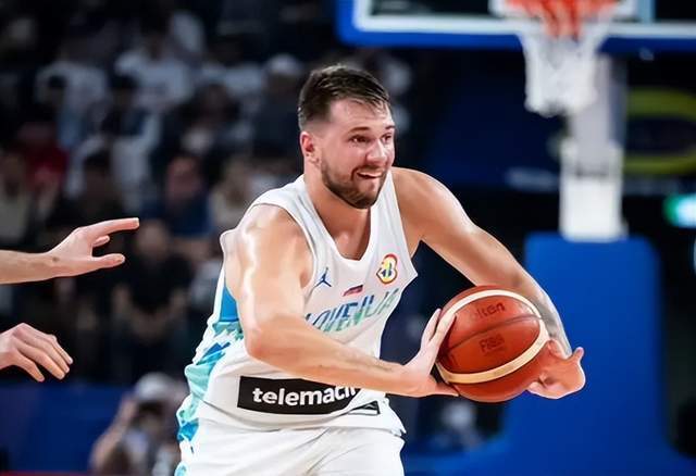 NG体育-包含东契奇在西班牙队比赛中刷新纪录，比赛局势复杂引发热议！全场沸腾不已的词条