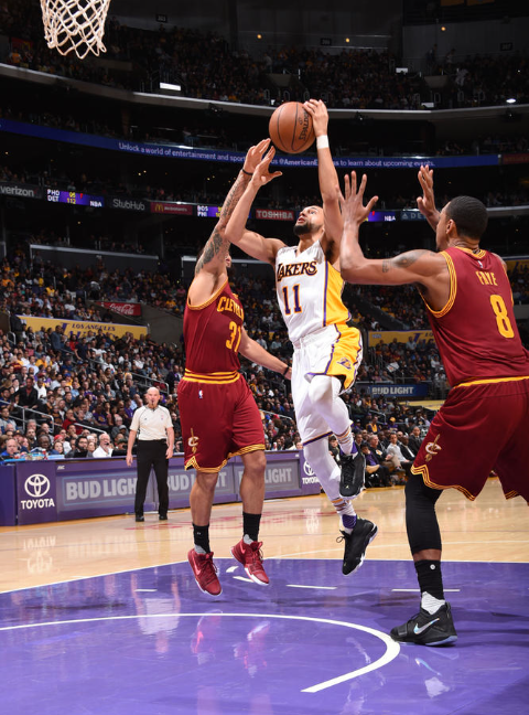 NG体育-包含阿扎伦卡爆冷击败湖人，回归赛场引爆全场！的词条